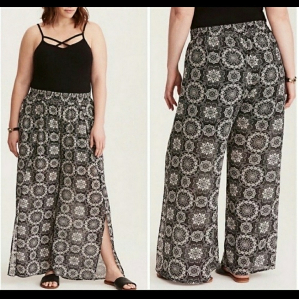 Torrid Black & White Medallion Print Chiffon Split wide Leg Pants 4X
